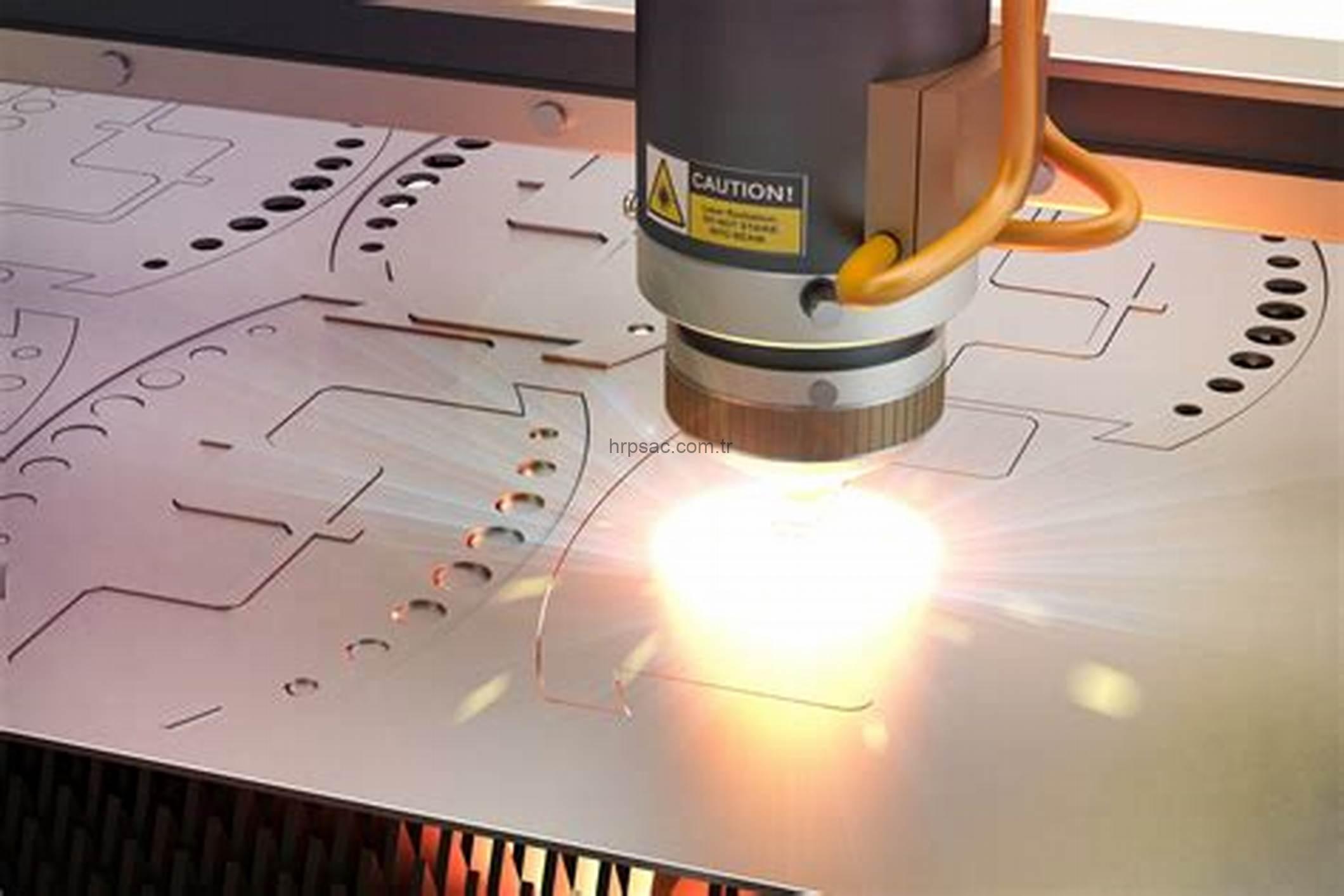 Farklı lazer kesim kalitelerinde işlenmiş metal numuneleri.